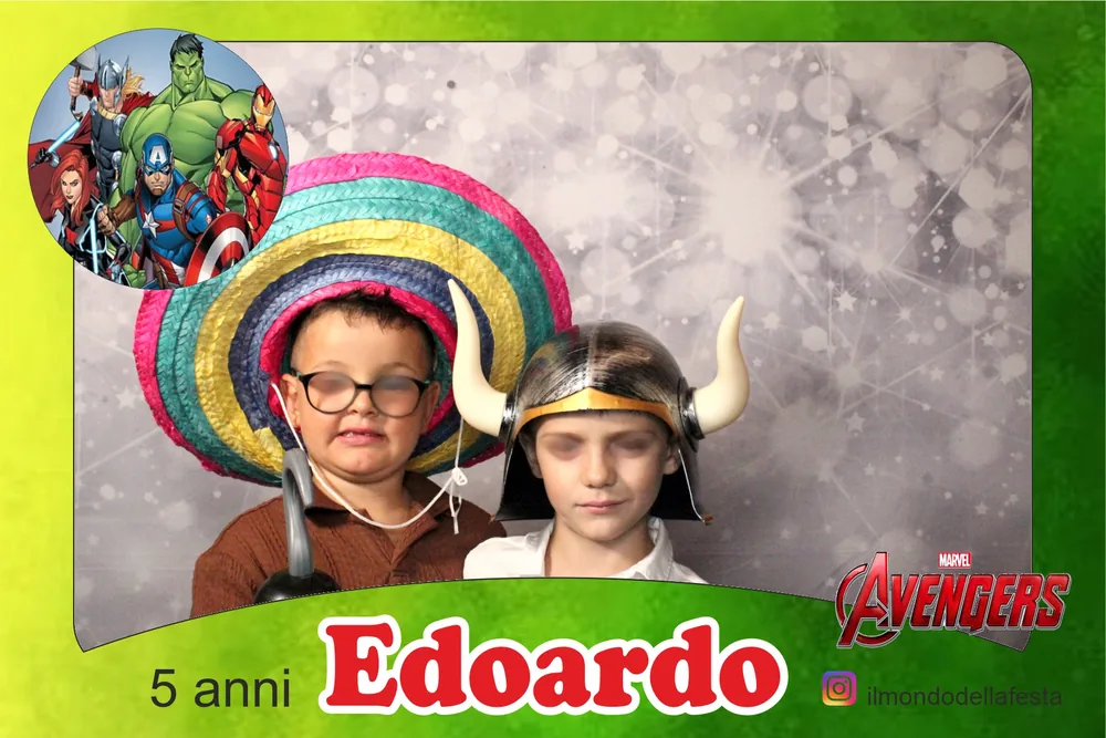 Due bambini con sombrero ed elmo vichingo nella cornice verde di un quinto compleanno